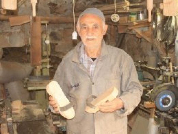 Yarım asırdır rızkını takunya yaparak çıkartıyor