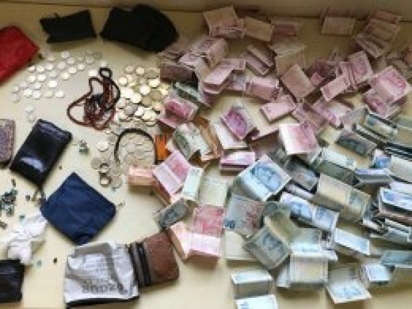 Dilencinin üzerinden 14 bin lira çıktı