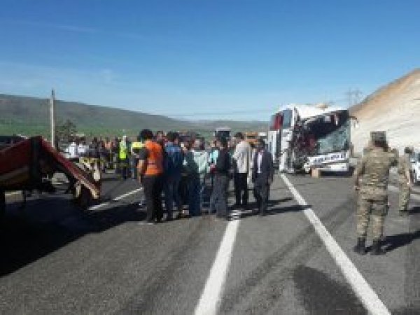 Elazığ'da yolcu otobüsü TIR'a çarptı: 2 ölü 30 yaralı