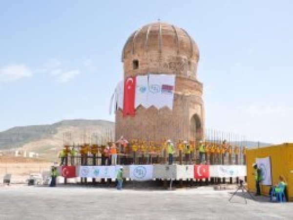 Zeynel Bey Türbesi yeni yerine yerleştirilmeye başlandı