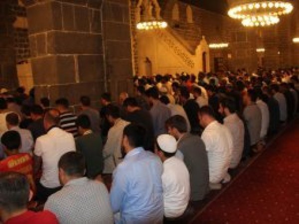 İlk teravih namazında halk camilere akın etti