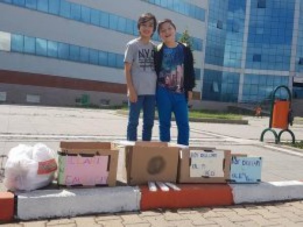 Köy okulları için kalem ve silgi topladılar