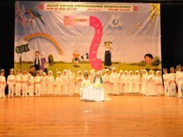 Kur’an'ı hatmeden miniklere taç giydirildi