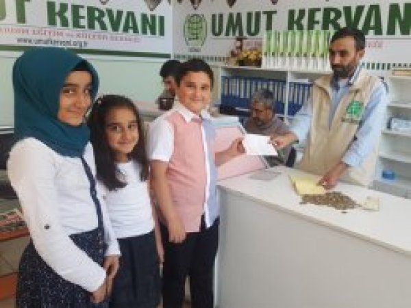 Küçük hayırseverler harçlıklarını fakirlere bağışladı