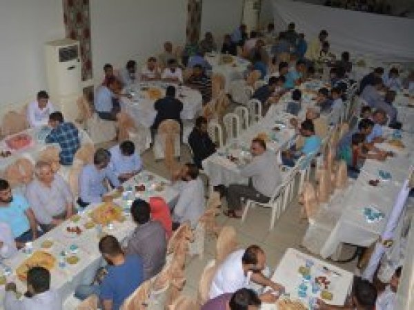 Batman Umut Kervanı muhtaçlarla iftarda buluştu