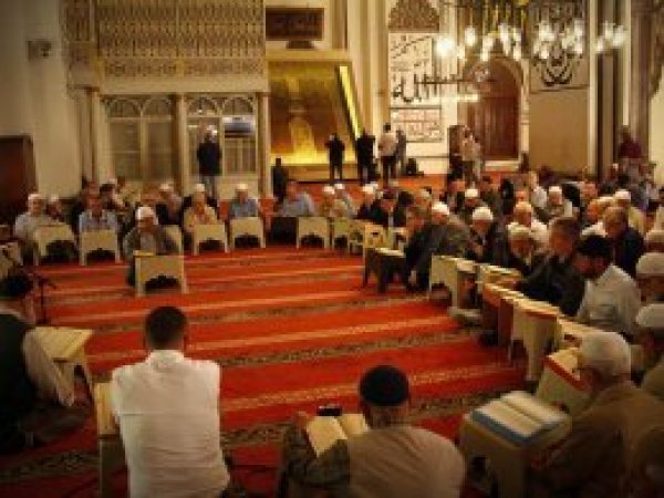 Mukabele sünnetini tarihi camilerde yaşatıyorlar