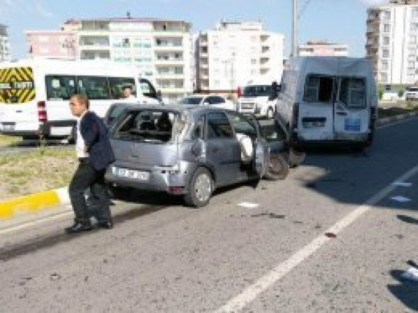 Otomobil ile öğrenci servisi çarpıştı: 9 yaralı
