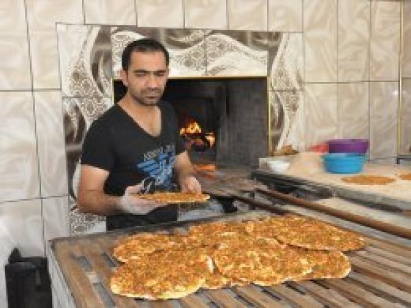 '300 derece sıcaklığındaki fırın önünde oruç tutuyoruz'