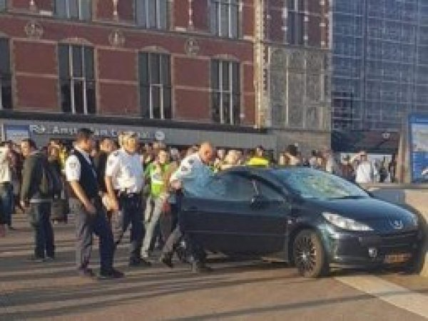 Amsterdam'da araç yayaları ezdi