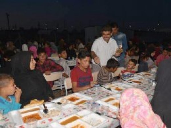 Çadır kentte yetimlere iftar yemeği
