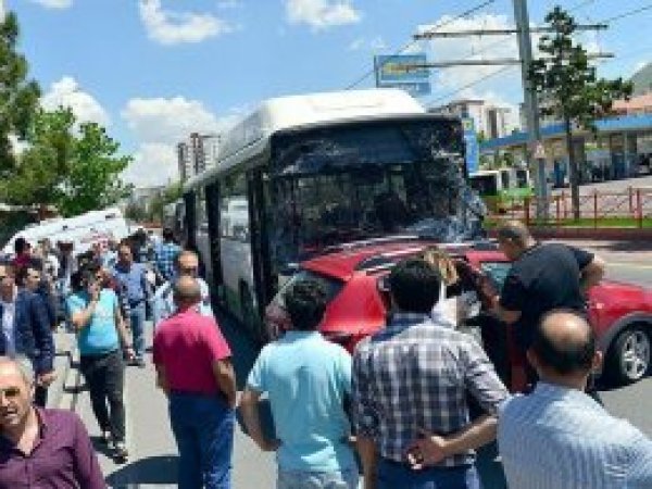 Kontrolden çıkan otobüs 7 aracı hurdaya çevirdi