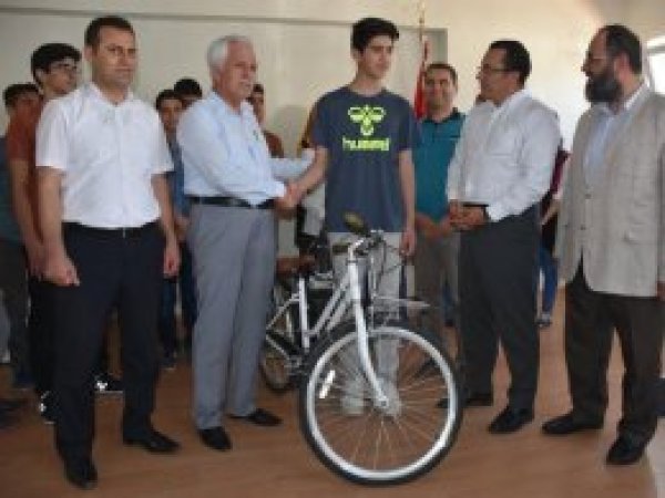 TEOG'da başarılı olan öğrencelere ödül