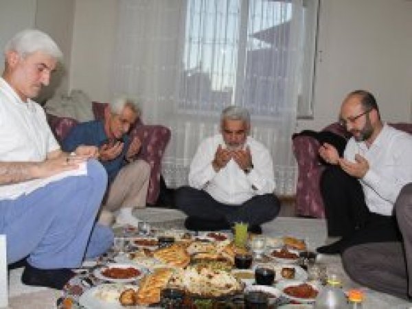 Yapıcıoğlu Aytaç Baran’ın ailesiyle iftarını açtı