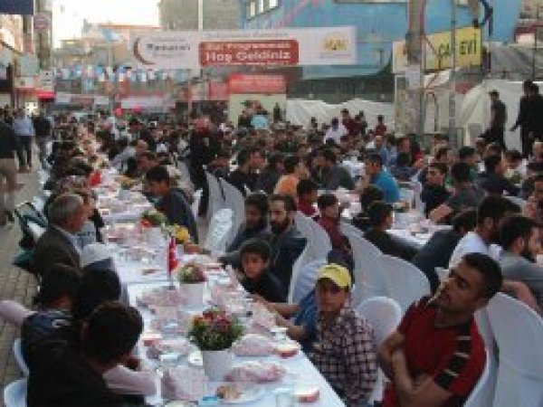 İpekyolu’nda halk iftarda bir araya geldi