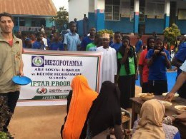 Avrupa Yetim Der’den Afrika’da binlerce kişiye iftar yemeği