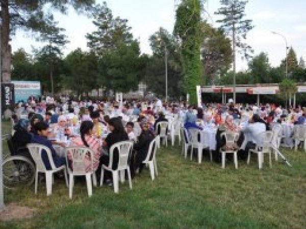 Batman'da kimsesiz çocuklar ile engellilere iftar