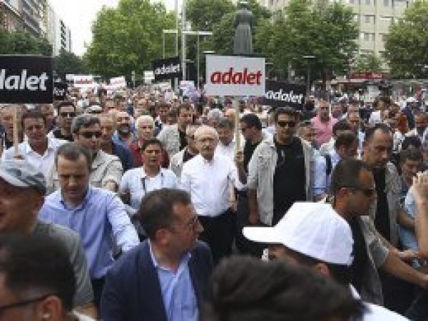 CHP'nin Berberoğlu'nun tutuklanmasına tepki yürüyüşü sürüyor