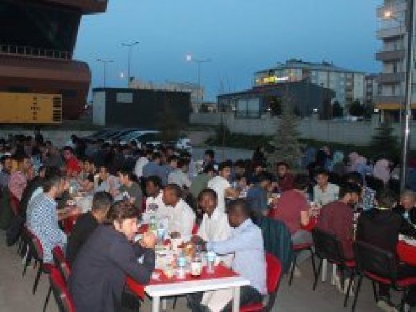 Çeşitli ülkelerden öğrenciler iftarda bir araya geldi