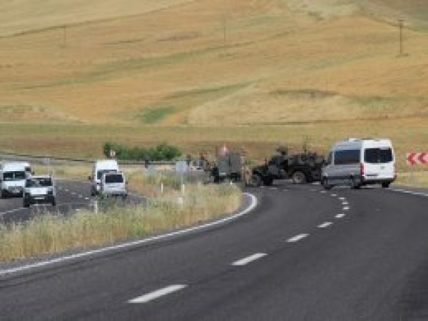 Diyarbakır'da askeri araca bombalı saldırı