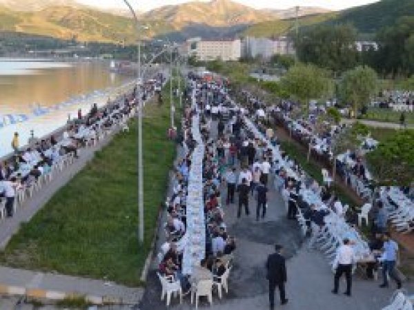 Tatvan’da 10 bin kişiye iftar yemeği verildi