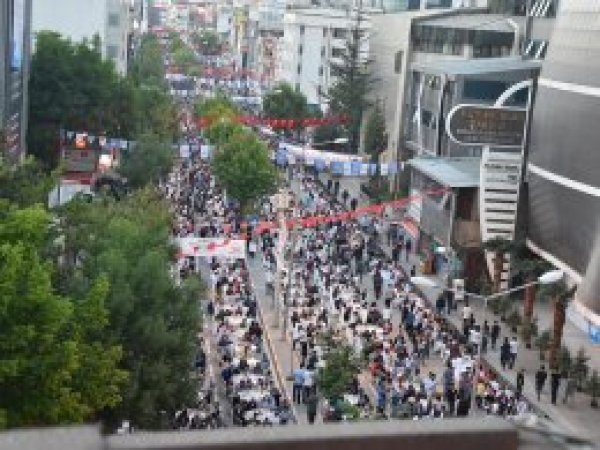 Van'da 10 bin kişiyle iftar