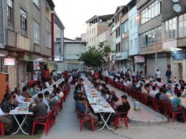 Van Rahmet Elinden açık alanda iftar