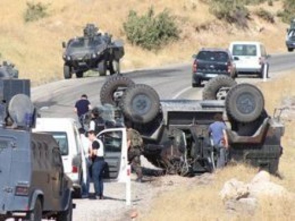Zırhlı araç devrildi: 8 polis yaralı