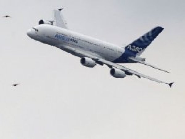 Airbus, dünyanın en büyük yolcu uçağını tanıttı