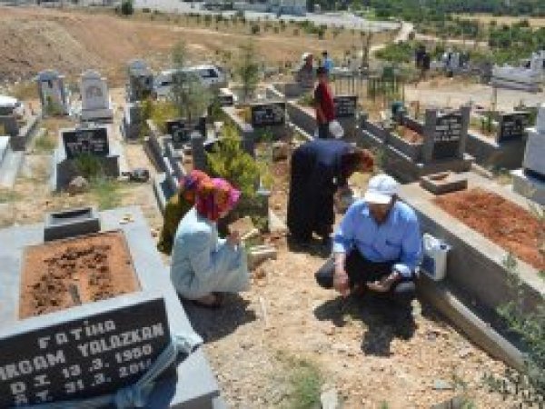 Antep’te arefe günü mezarlıklar ziyaret edildi
