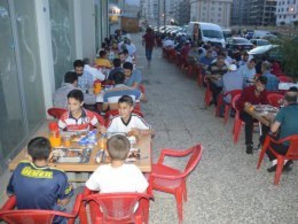 Gaziantep Umut Kervanı iftar yemeği verdi