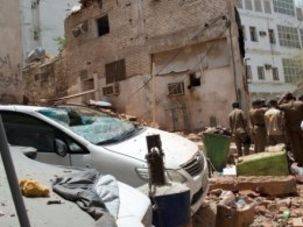 Mekke'de canlı bomba kendini patlattı