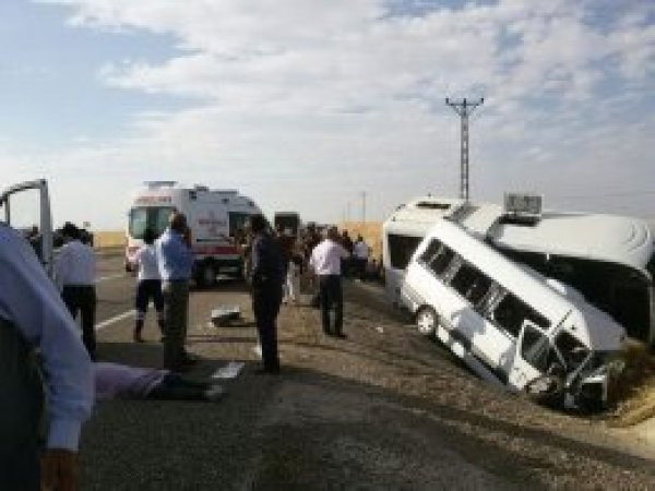 Polis aracı ile dolmuş çarpıştı: 3 ölü 13 yaralı