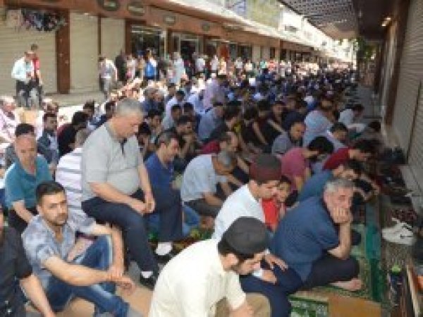 Ramazan'ın son cumasında camiler dolup taştı