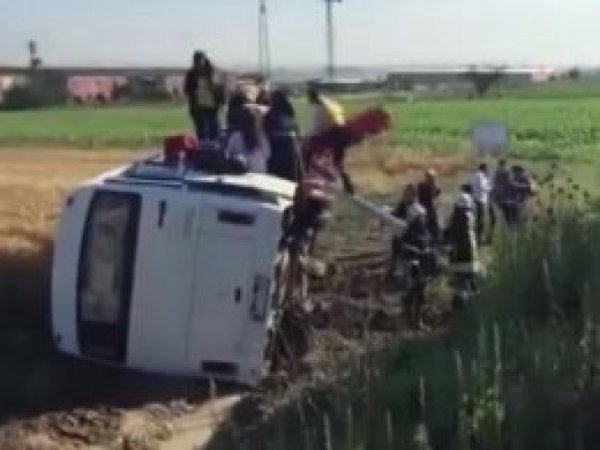 İşçi servisi devrildi: 18 yaralı