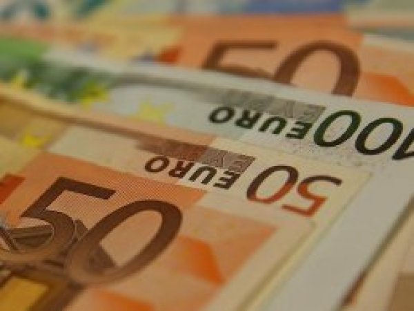 Avrupa Birliği avroyla aldı, dolarla sattı