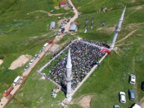 556 yıldır çimeni seccade ederek namaz kılıyorlar