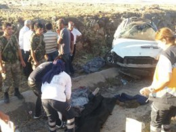 Urfa yolunda otomobil takla attı: 2 ölü