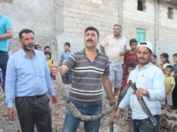 Uzun süren elektrik kesintisi mahalleliyi isyan ettirdi
