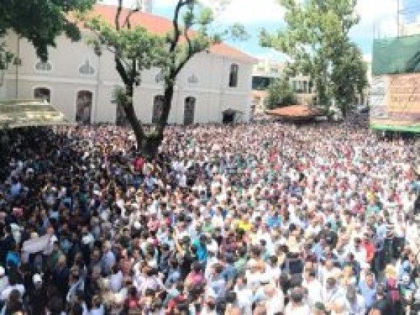 Vahşet kurbanlarını 10 bin kişi uğurladı 