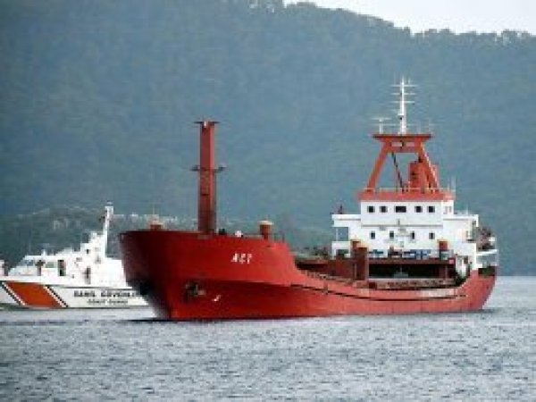 Yunan botlarından Türkiye ticari gemisine taciz ateşi