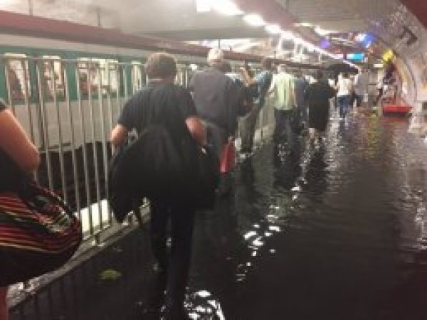 Paris metrosu sular altında