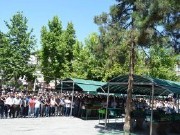 Suriyeli anne ve bebeği için gıyabi cenaze namazı kılındı