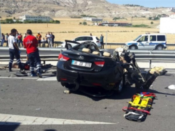 Kayseri'de otomobil TIR'a çarptı: 4 ölü