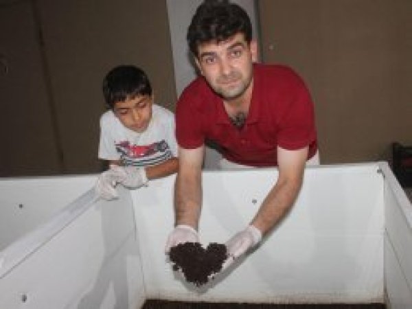 2 milyon solucanla organik gübre üretiyor