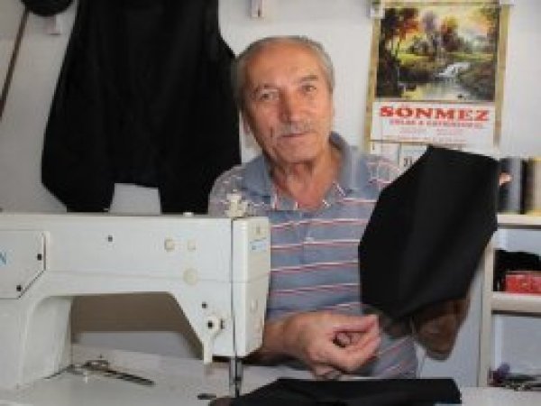 60 yıldır el emeği ile 8 köşe şapka üretiyor
