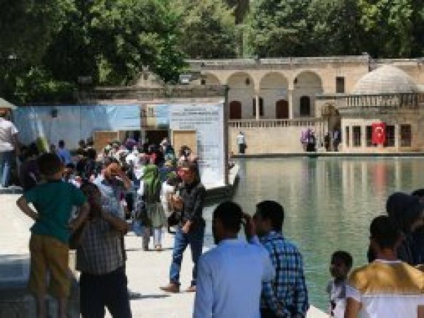 Balıklıgöl ziyaretçi akınına uğruyor