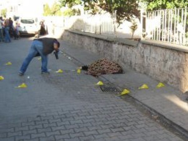 Boşandığı eşini ve kızını sokak ortasında vurdu
