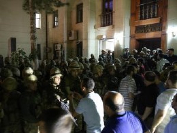 Darbe girişiminde Valilik kuşatan askerler hakim karşısında
