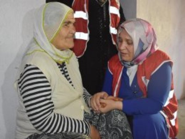 Engelli yaşlı kadına yardım edildi