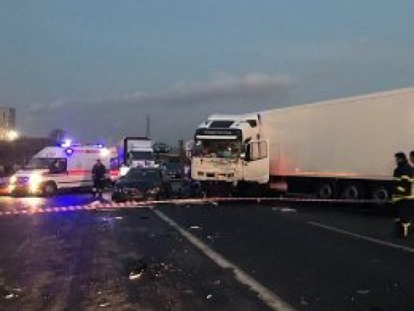 Tır karşı şeride geçti: 6 ölü, 3 yaralı